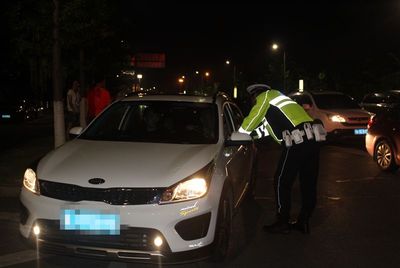 柳叶湖:夜查&ldquo;灯霸&rdquo; 治理道路&ldquo;光污染&rdquo;